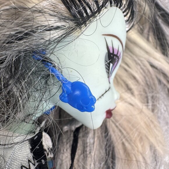 Monster High Wave 1 Frankie Stein Doll With Outfit Heels Belt Earrings 2008 - Picture 3 of 7